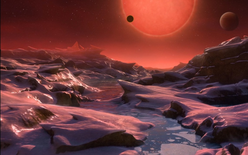 Eine Phantasielandschaft unter rotem Himmel mit roter Sonne und diversen Planeten