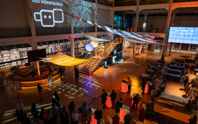 ZKM Foyer mit bunten Lichtern, Abendstimmung - ARD Hörspieltage 