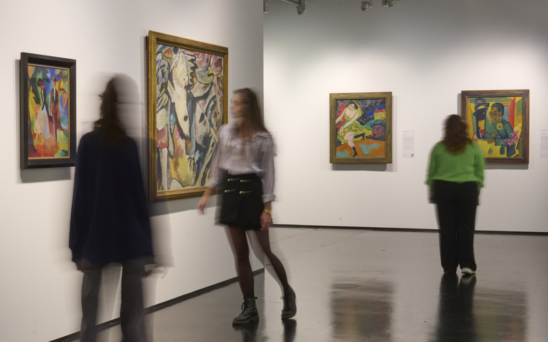 Besucher:innen einer Ausstellung