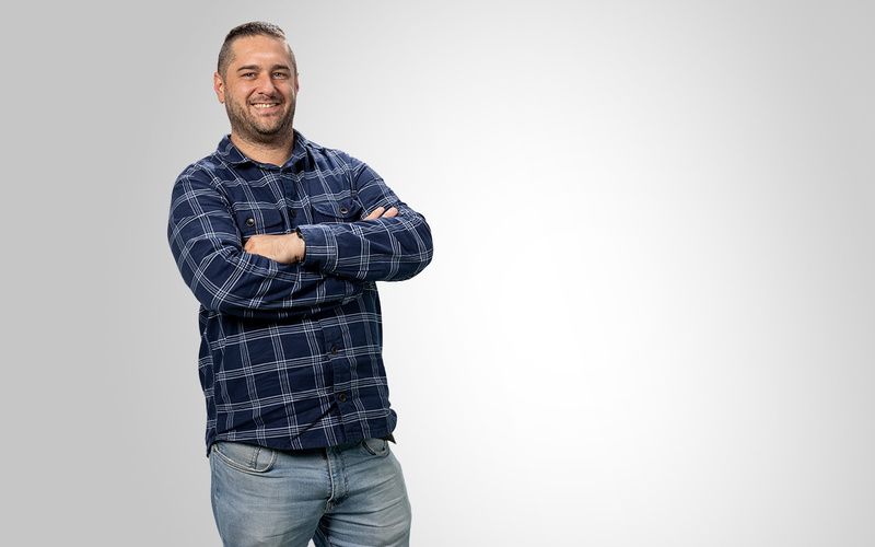 Portrait einer Person vor weißem Hintergrund.