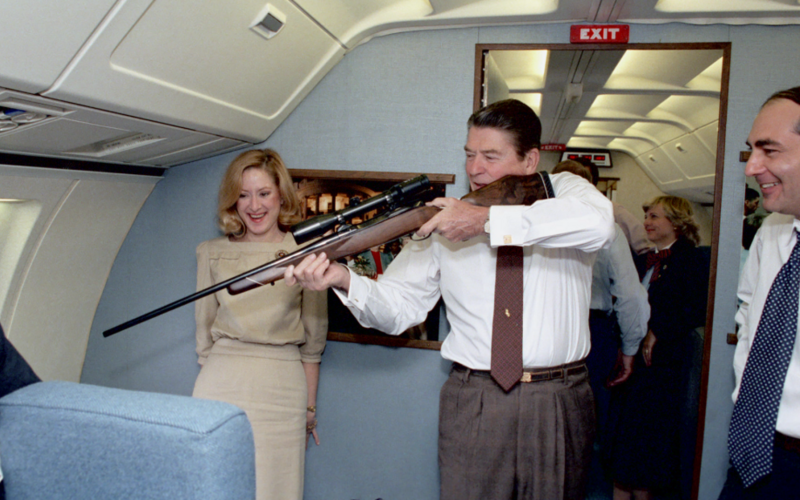 Ronald Reagan mit Waffe in Airforce 01.