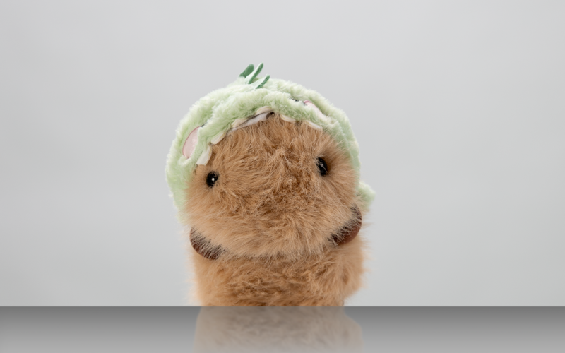 Porträt eines Kuscheltiers vor weißem Hintergrund.