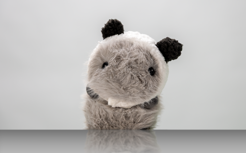 Porträt eines Kuscheltiers vor weißem Hintergrund.