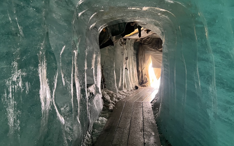 Zu sehen ist eine gletscherartige Eisstruktur, durch welche ein menschengemachter Weg führt.