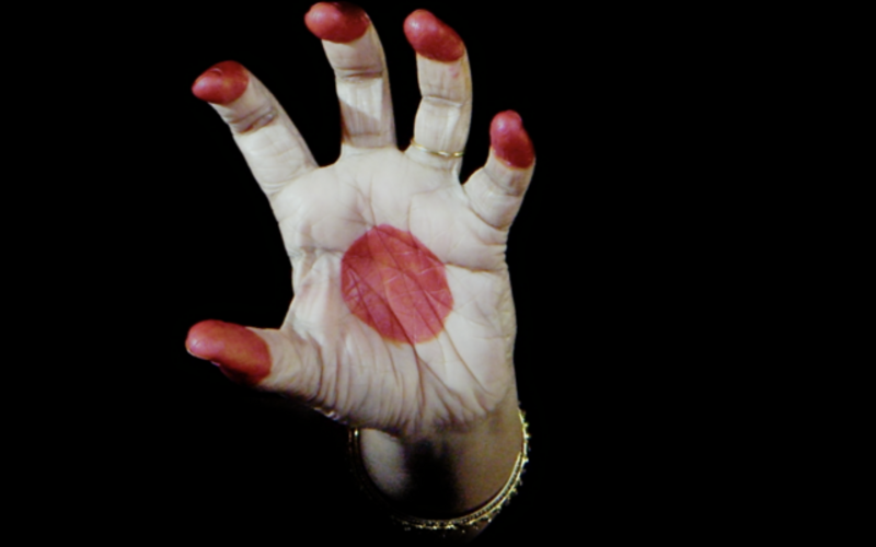 Hand bemalt mit weiß und rot, schwarzer Hintergrund