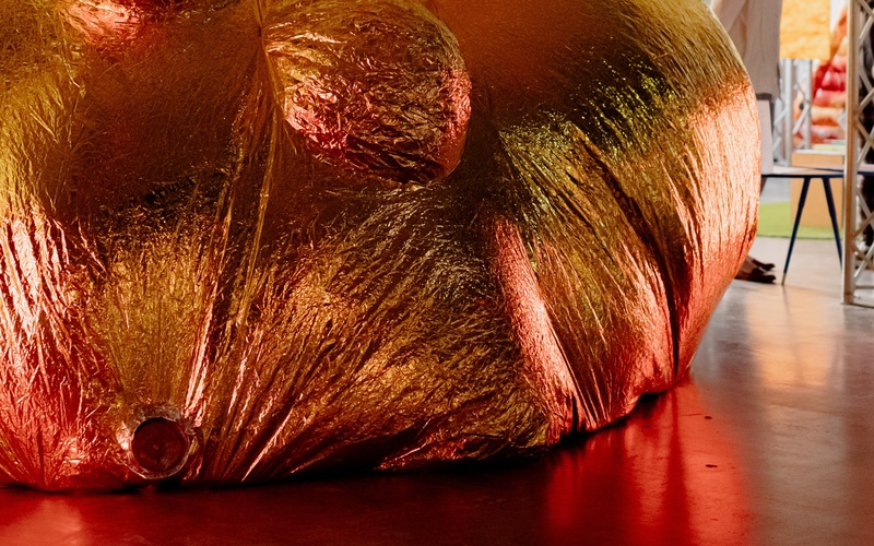 The picture shows a construction made of gold foil. 