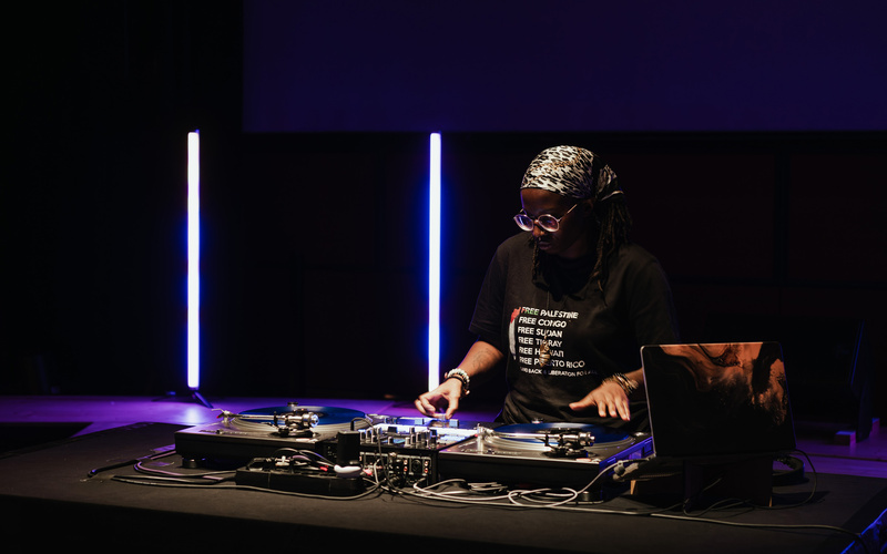 Zu sehen ist NikNak an einem DJ-Controller. 