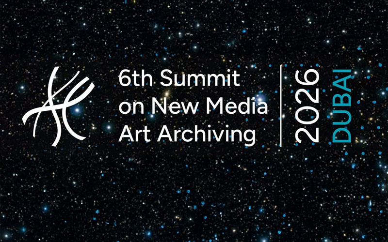 Schrift "6th Summit New Media Art Archiving" vor einem schwarzen Sternenhimmel