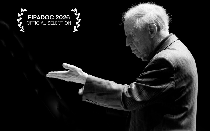 Pierre Boulez in Seitenansicht: Er hebt eine Hand, die Handfläche n