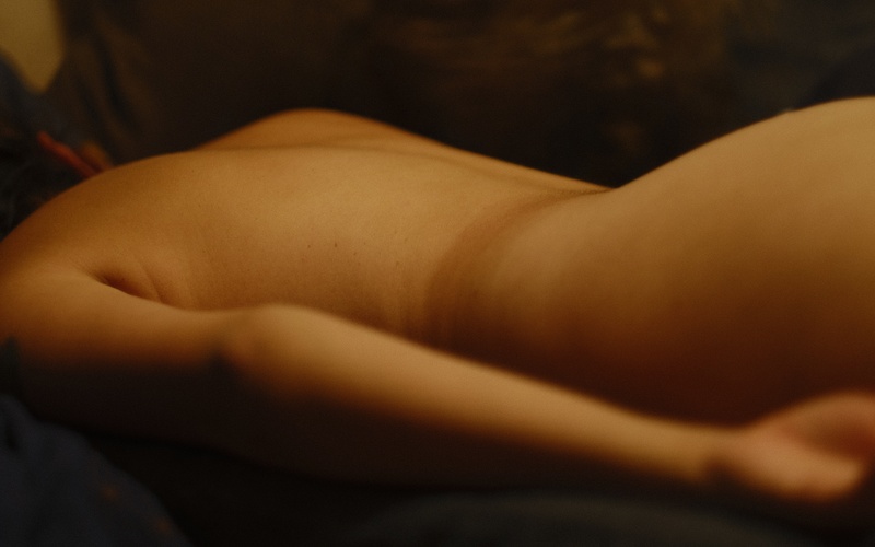 Zu sehen ist der unbekleidete Körper einer Person.