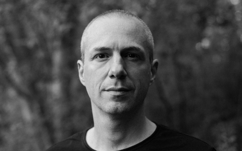 Das Schwarz-Weiß-Porträtfoto einer Person ist zu sehen.