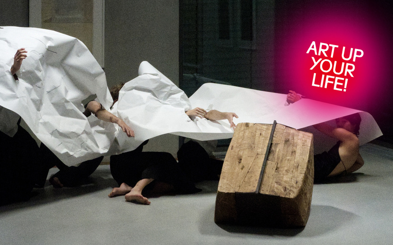 Mehrere Menschen sind zu sehen, während sie eine Tanzperformance aufführen.