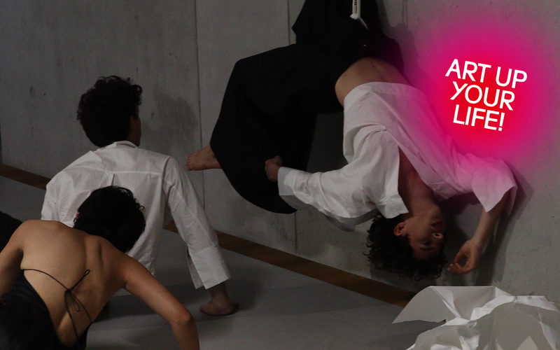 Mehrere Menschen sind zu sehen, während sie eine Tanzperformance aufführen.