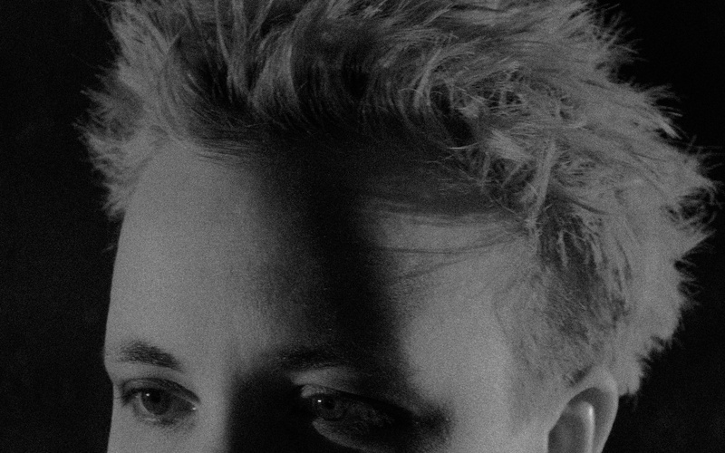 Zu sehen ist ein schwarz-weißes Portraitfoto einer Person.