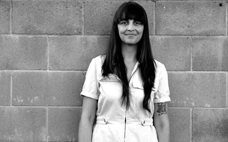 Zu sehen ist ein Portraitfoto von Sarah Ciston. 