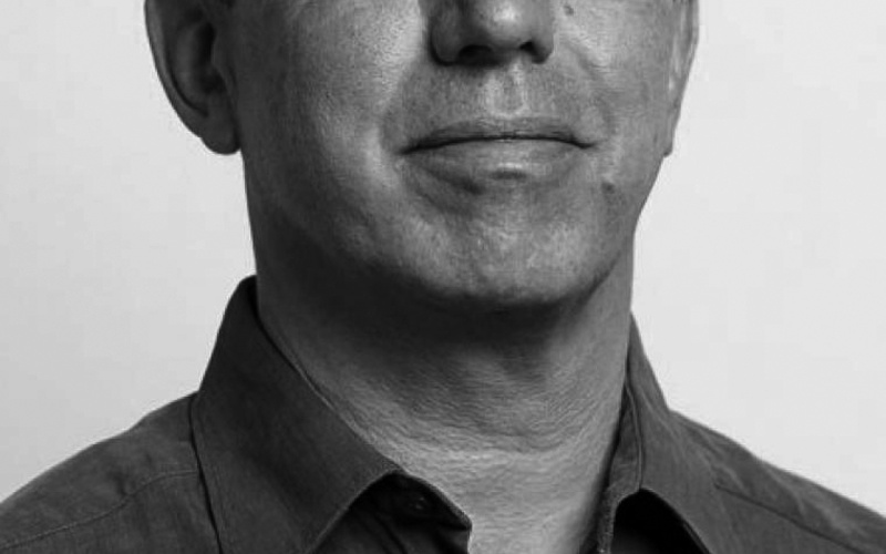 Zu sehen ist ein Portraitfoto von Johannes Schemmel.