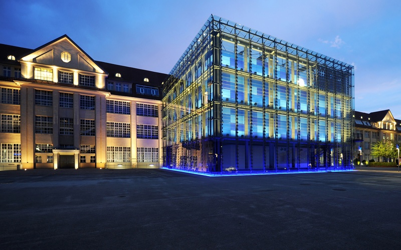 Der ZKM Kubus bei Nacht.