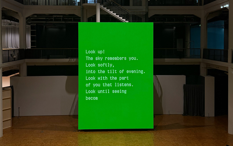 Ein riesiger Bildschirm, der das Werk A Living Poem von Sasha Stiles zeigt.