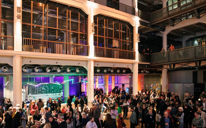 Zu sehen ist das Foyer des ZKM, in dem sich viele Menschen aufhalten.