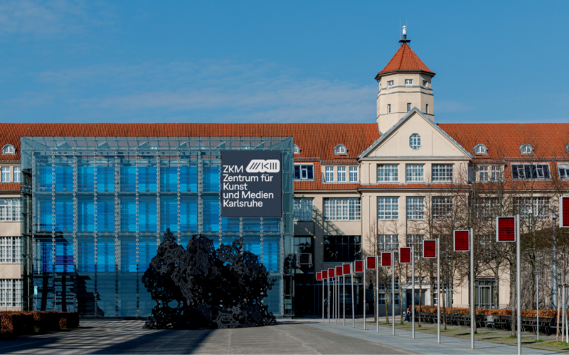 Zu sehen ist das ZKM von außen bei Tag.