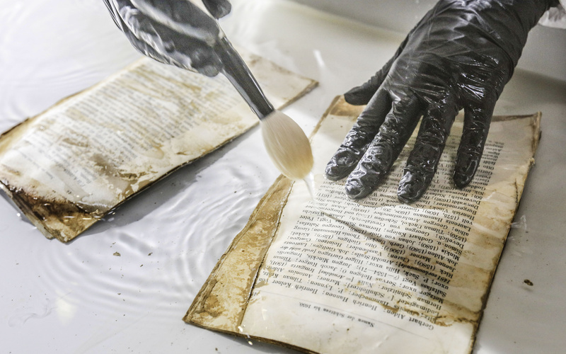 Ein Buch wird restauriert.