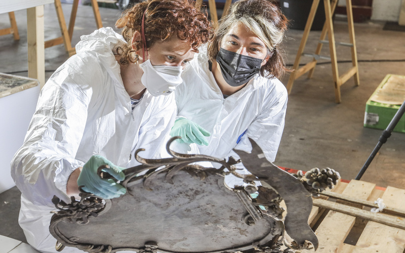Zwei Restauratorinnen bei der Arbeit.