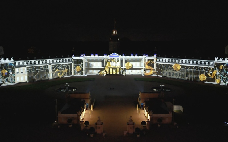 Zu sehen ist die beleuchtete Fassade des Karlsruher Schlosses.