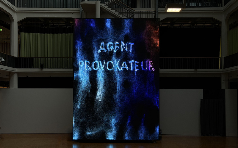 Ein riesiger Bildschirm mit dem Schriftzug "Agent Provokateur".