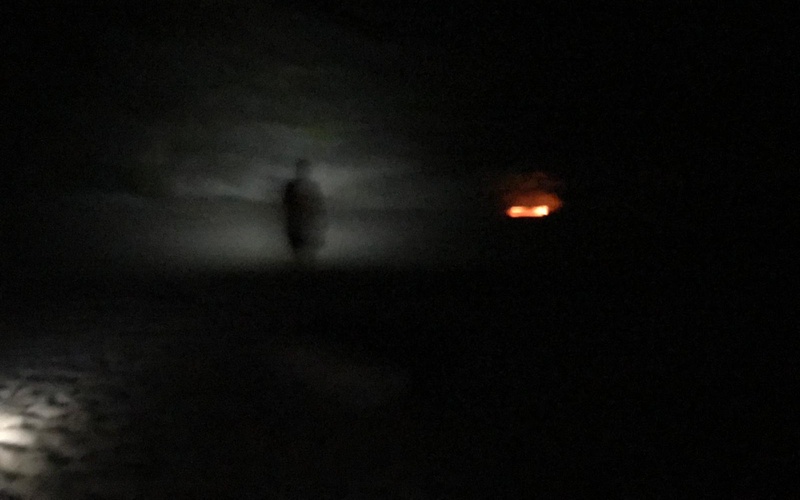 Im Dunkeln ist die Silhouette einer Person zu sehen. 