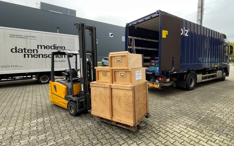 Ein LKW des ZKM | Karlsruhe mit Holzkisten für ukrainisches Kulturgut.