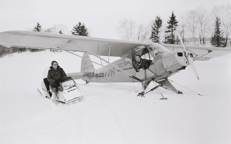 Gerry Schum und Dennis Oppenheim während der Dreharbeiten zu  Dennis Oppenheims  ›Timetrack, Following the Timeborder Between Canada and USA‹, Fort Kent, 17. März 1969, Canada: 2:00 pm, USA: 3:00 pm