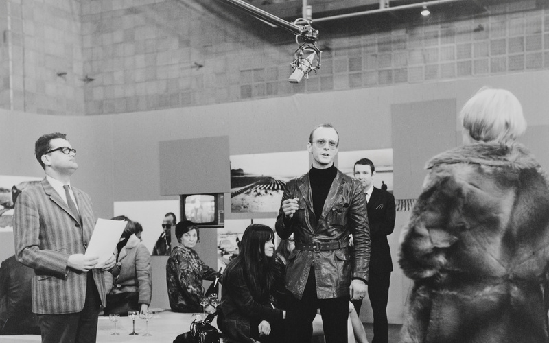 Gerry Schum und Jean Leering bei der Eröffnungveranstaltung der Fernsehausstellung 'LAND ART' im Studio C des SFB