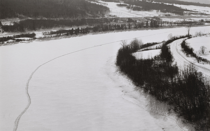 Blick aus dem Flugzeug während der Dreharbeiten zu  Dennis Oppenheims  ›Timetrack, Following the Timeborder Between Canada and USA‹, Fort Kent, 17. März 1969, Canada: 2:00 pm, USA: 3:00 pm