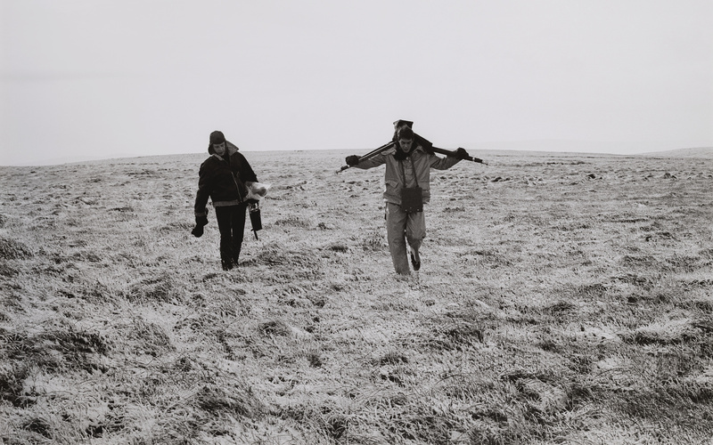 Gerry Schum und Richard Long während der Dreharbeiten zu Richard Longs ›Walking a Straight 10 Mile Line Forward and Back Shooting Every Half Mile‹, Dartmoor, England, 20. Januar 1969