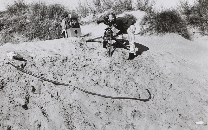 Gerry Schum bei den Dreharbeiten zu Marinus Boezems ›Sand Fountain‹, Camargue, Frankreich, Januar 1969