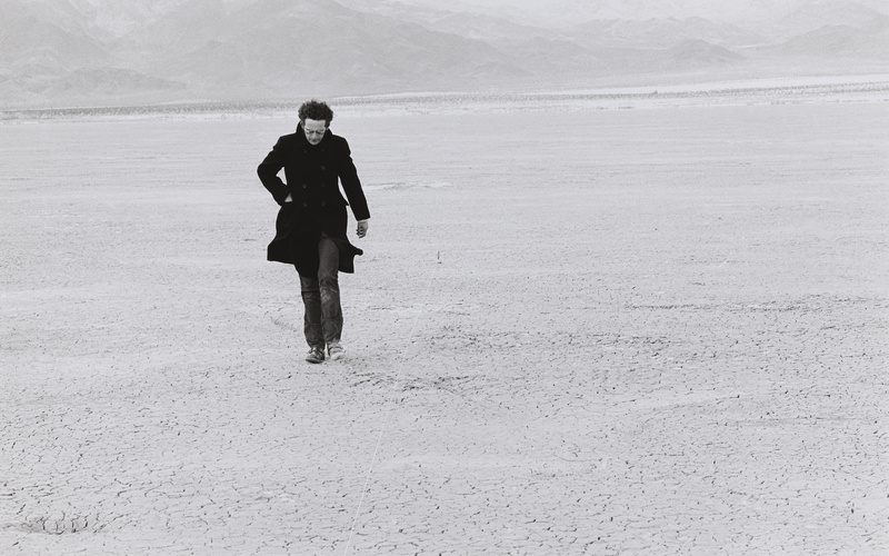Walter De Maria während der Dreharbeiten zu ›Two Lines Three Circles on the Desert‹, Mojave Desert, Kalifornien, USA, März 1969