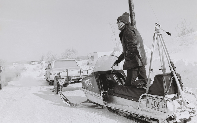 Während der Dreharbeiten zu  Dennis Oppenheims  ›Timetrack, Following the Timeborder Between Canada and USA‹, Fort Kent, 17. März 1969, Canada: 2:00 pm, USA: 3:00 pm
