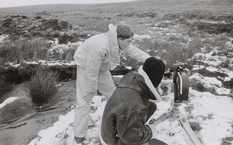 Gerry Schum und Richard Long während der Dreharbeiten zu Richard Longs ›Walking a Straight 10 Mile Line Forward and Back Shooting Every Half Mile‹, Dartmoor, England, 20. Januar 1969