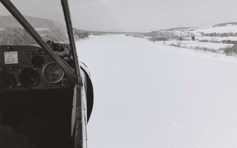 Blick aus dem Flugzeug während der Dreharbeiten zu  Dennis Oppenheims  ›Timetrack, Following the Timeborder Between Canada and USA‹, Fort Kent, 17. März 1969, Canada: 2:00 pm, USA: 3:00 pm