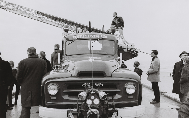 Gerry Schum auf der Feuerwehrleiter während der Dreharbeiten zu Barry Flanagans ›A Hole in the Sea‹, Scheveningen, Niederlande, Februar 1969