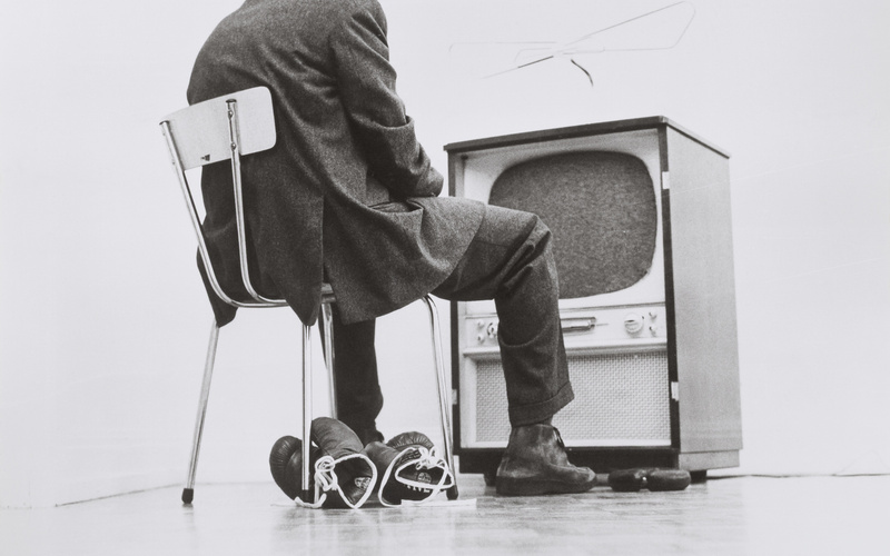 Während der Dreharbeiten zu Joseph Beuys’ ›Filz TV‹. Beitrag für ›IDENTIFICATIONS‹ (II. Fernsehausstellung der Fernsehgalerie Gerry Schum)