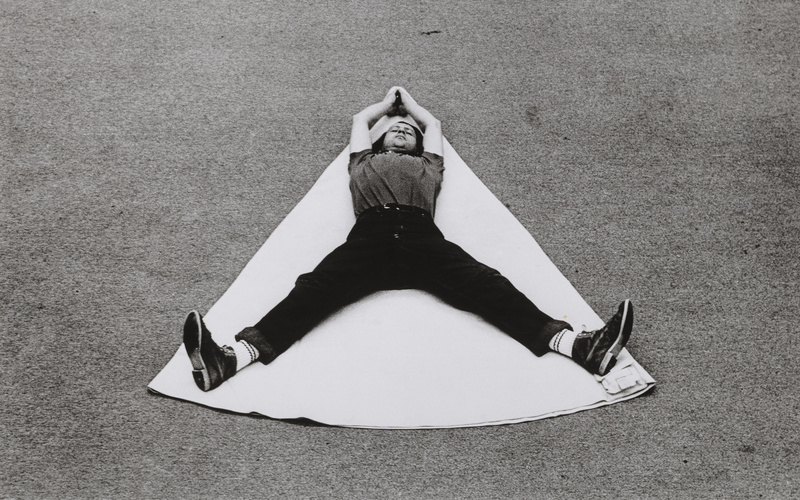 Während der Dreharbeiten zu Franz Erhard Walthers Beitrag für ›IDENTIFICATIONS‹ (II. Fernsehausstellung der Fernsehgalerie Gerry Schum), Hamburg, 1970