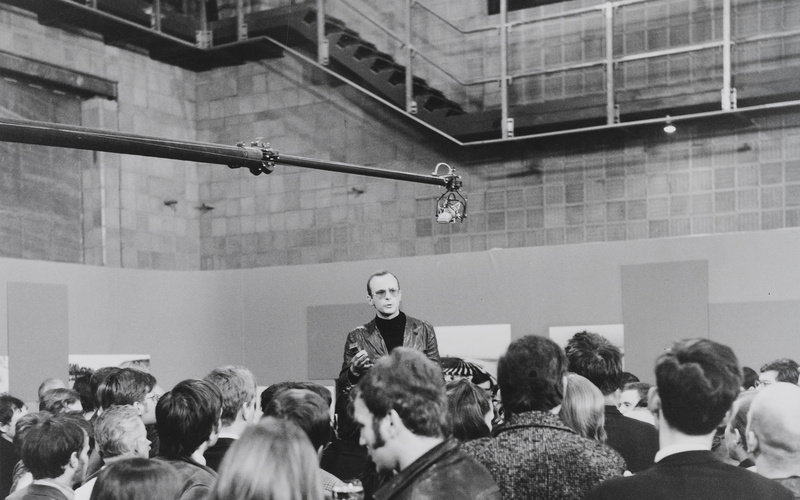 Gerry Schum bei der Eröffnungveranstaltung der Fernsehausstellung 'LAND ART' im Studio C des SFB