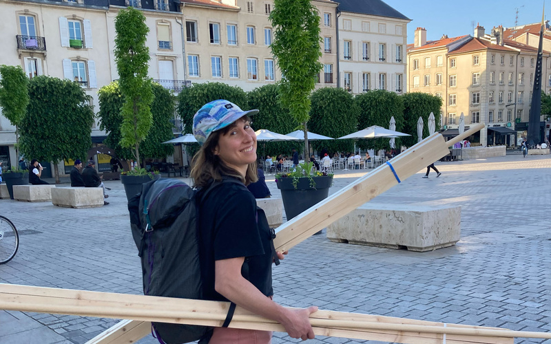 Katherine Ball beim Transport von Holzbrettern für den Bau eines Stoffwaschbeckens und eines Grauwasserfiltersystems.