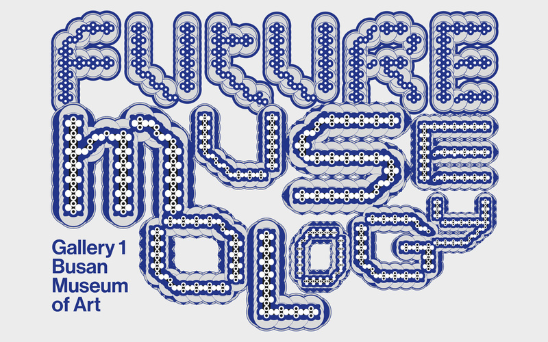 Der Schriftzug "Future Museology" in Blau auf grauem Hintergrund.