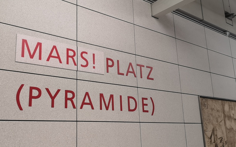 Ein U-Bahn-Schild mit der Aufschrift "MARS!platz"