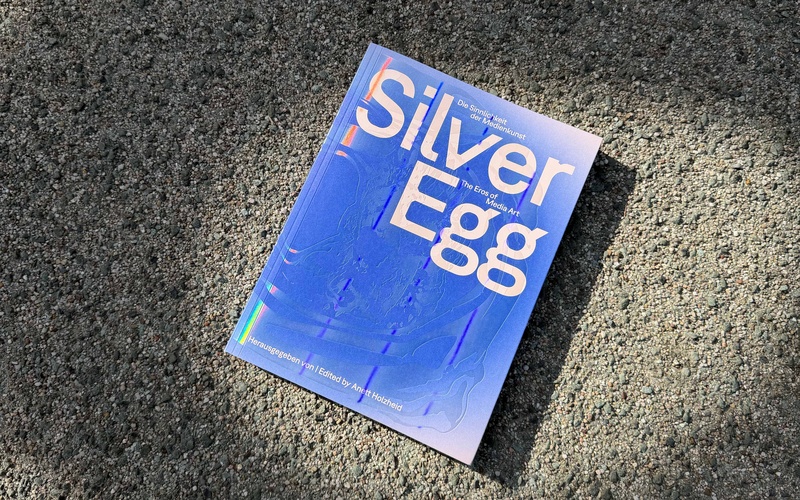 Ein blau-silberner Katalog mit der Aufschrift "Silber Egg"