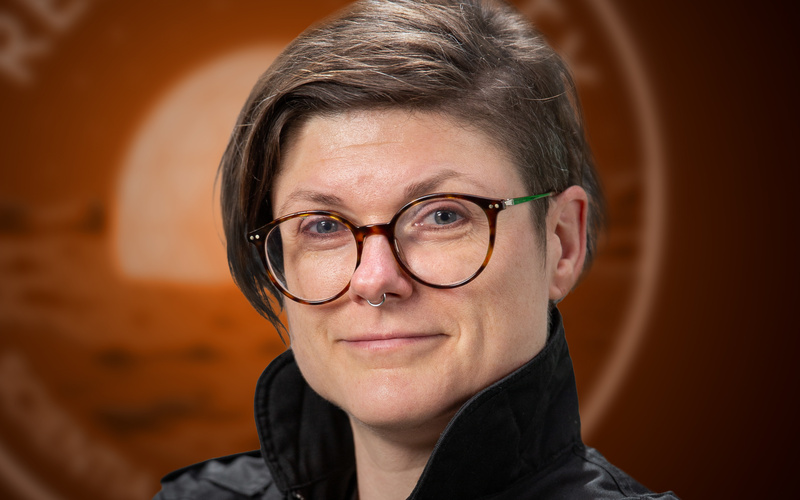 Zu sehen ist ein Portraitfoto von Tina Lorenz.