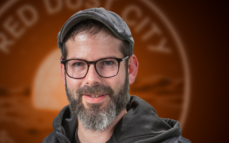 Zu sehen ist ein Portraitfoto von Dominik Kautz.