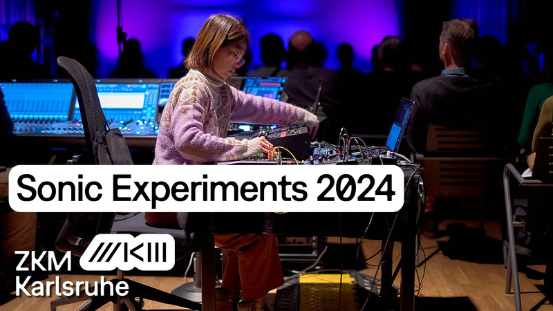 Lam Lai sitzt am Mischpult und spielt ihr Stück: Spotless White, (2024)